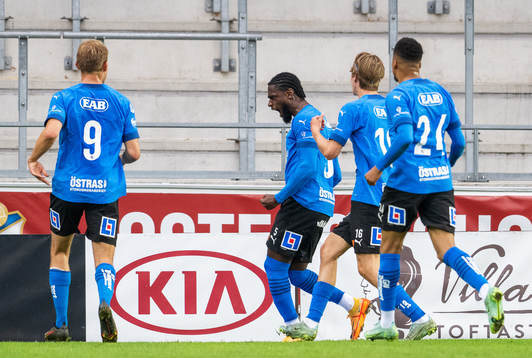 Halmstads Joseph Baffo jublar med lagkamrater efter efter 0-1 på straff