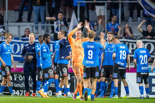 Halmstads målvakt Malkolm Nilsson Säfqvist och Villiam Dahlström jublar