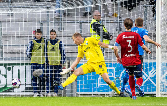 Halmstads Mikael Boman gör 1-3 bakom Östers målvakt