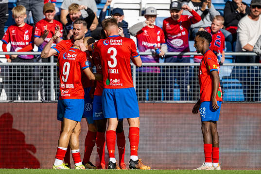 Helsingborgs Anthony van den Hurk jublar med lagkamrater efter 1-0