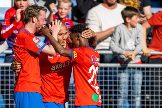 Helsingborgs Rasmus Jönsson och Taha Abdi Ali jublar tillsammans med Anthony van den Hurk efter 1-0