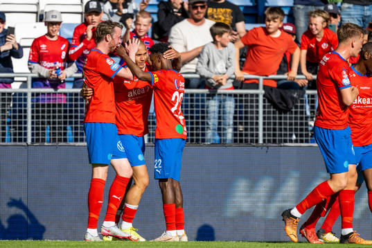 Helsingborgs Rasmus Jönsson och Taha Abdi Ali jublar tillsammans med Anthony van den Hurk efter 1-0