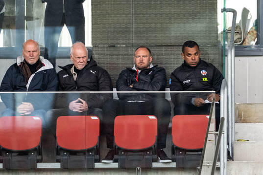 Helsingborgs  sportchef Andreas Granqvist och assisterande tränare Alvaro Santos på läktaren