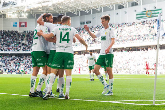 Hammarbys Björn Paulsen, Dennis Collander och Williot Swedberg jublar tillsammans med Astrit Selmani (ej i bild) efter 3-0