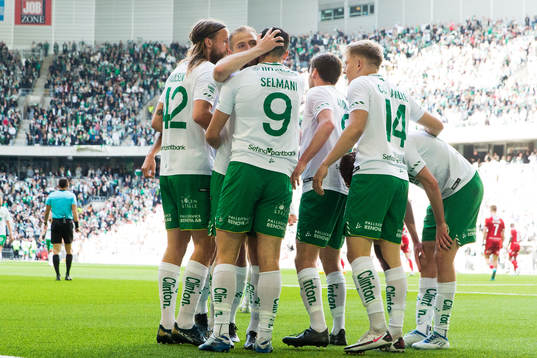Hammarbys Björn Paulsen och Dennis Collander  jublar tillsammans med Astrit Selmani som gjort 3-0 för Hammarby