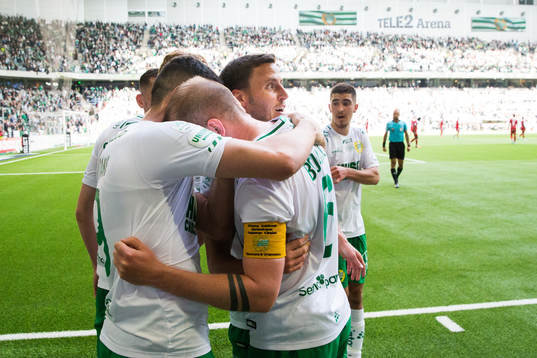 Hammarbys Astrit Selmani och Jeppe Andrup Andersen jublar tillsammans med Darijan Bojanic som gjort 1-0 för Hammarby