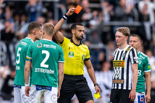 Brages Pontus Rödin får rött kort av domare Farouk Nehdi