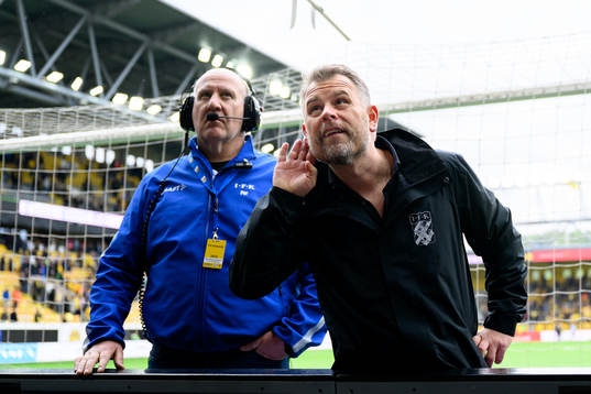 IFK Göteborgs tränare Mikael Stahre pratar med publiken