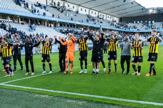 Häckens spelare jublar