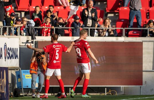 Kalmars Lars Sætra jublar med Douglas Bergqvist efter 1-0