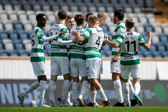 Västerås spelare jublar efter 0-1 av Simon Johansson