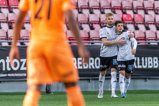 Örebros Vincent Thill jublar med Erik Björndahl