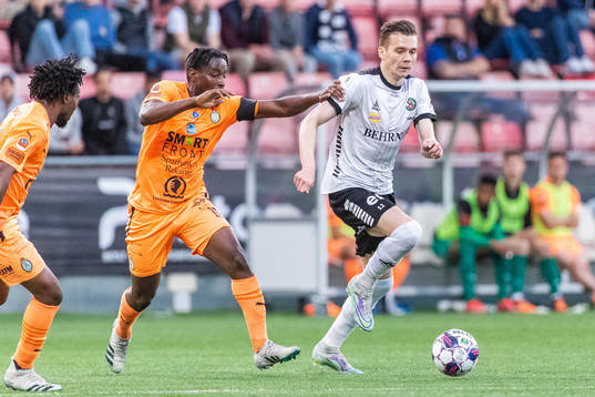 AFC Eskilstunas York Rafael och Örebros Jake Larsson