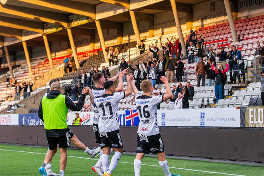 Örebros Jiloan Hamad och David Seger jublar