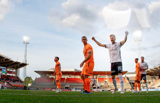 Örebros Erik Björndahl jublar vid 1-0