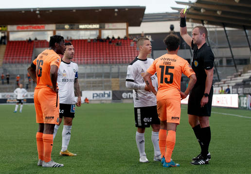Stökigt efter en situation med Örebros Samuel Dahl och AFC Eskilstunas Viktor Fors med domaren Richard Sundell