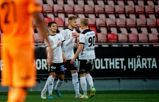 Örebros Vincent Thill jublar med Erik Björndahl  och Daniel Gustavsson  efter 1-0 målet