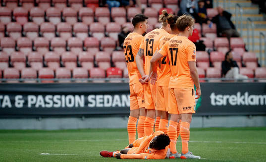 AFC Eskilstunas York Rafael ligger bakom muren