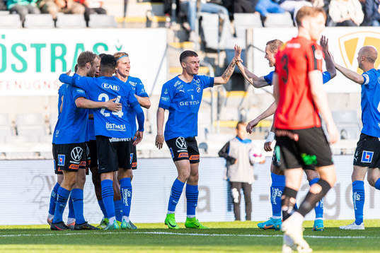 Halmstads Samuel Kroon jublar med lagkamrater