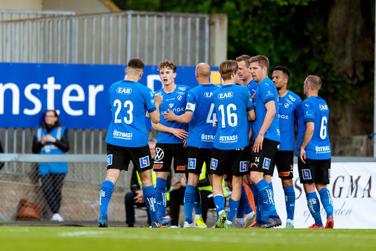 Halmstads Alexander Johansson jublar med laget efter 2-0