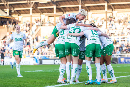 Hammarbys Vilde Hasund jublar med lagkamrater