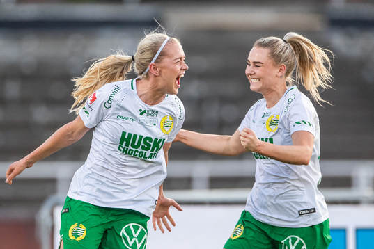 Hammarbys Elsa Karlsson jublar med Emma Jansson efter att hon gjort 1-2
