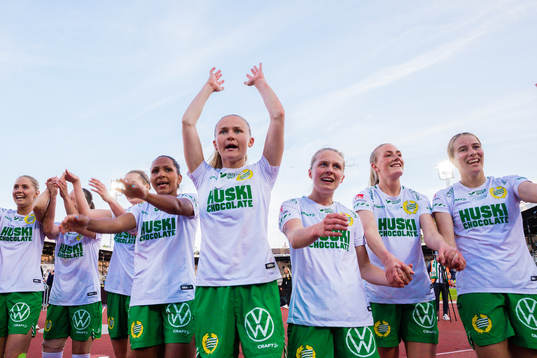 Hammarbys Madelen Janogy, Matilda Vinberg, Emilia Larsson, Sara Eriksson och Courtney Nevin jublar