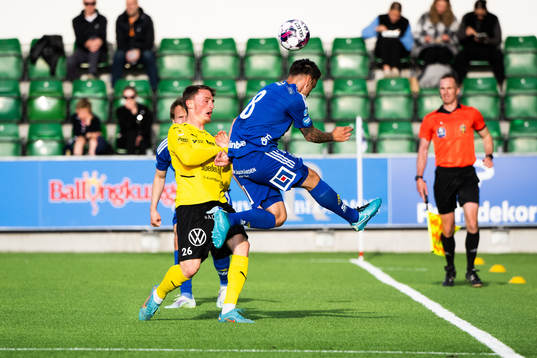 Sundsvalls Pontus Silfwer rensar undan bollan framför