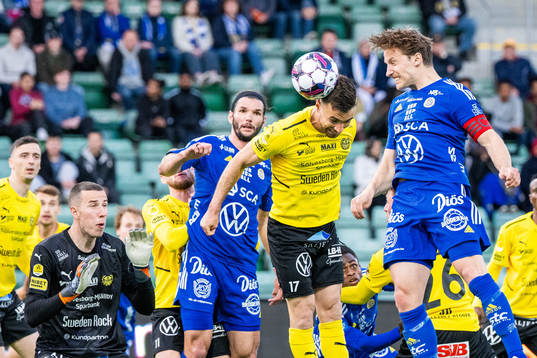 Sundsvalls Daniel Stensson gör 1-1 i kamp med Mjällbys Carlos Moros Gracia