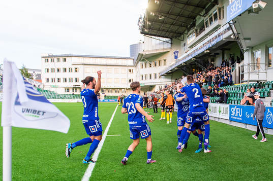 Sundsvalls Daniel Stensson jublar med lagkamrater