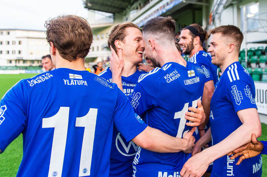 Sundsvalls Daniel Stensson jublar med lagkamrater efter att han gjort 1-0