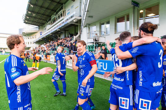 Sundsvalls Daniel Stensson jublar med lagkamrater