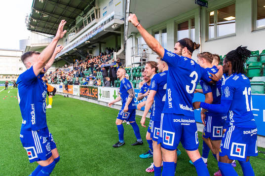 Sundsvalls Daniel Stensson jublar med lagkamrater