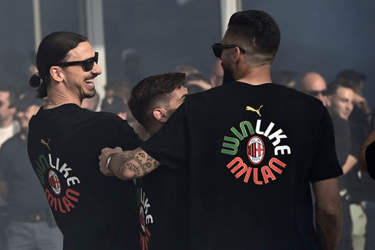 Zlatan Ibrahimovic and Olivier Giroud of Milan celebrate during the victory parade after winning Serie A on May 23, 2022 in Milan. 
