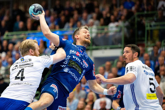 Skövdes Matias Jepsen i en kamp mot Ystad IFs Philip