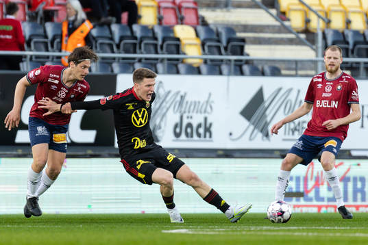 Östersunds Myroslav Mazur i en kamp mot Örgrytes Kevin