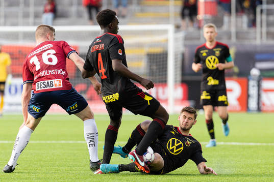 Örgrytes Alexander Ahl Holmström i en kamp mot Östersunds Peter Amoran och Nokolaos Dosis
