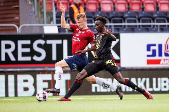 Östersunds Peter Amoran  i kamp med Örgrytes Alexander Ahl Holmström