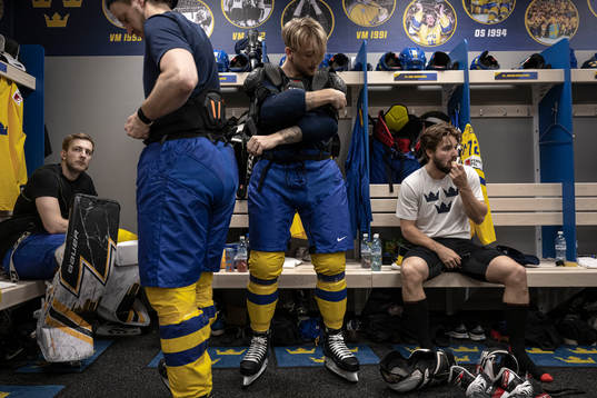 Goaltender Linus Ullmark, Rasmus Asplund and Emil Bemström