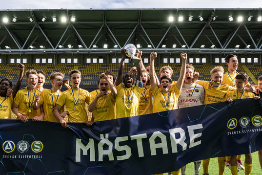 Elfsborgs lagkapten Ahmed abdumusa lyfter pokalen och jublar med lagkamraterna