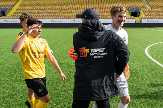 Elfsborgs målvakt Hannes Bäck jublar vid slutsignalen