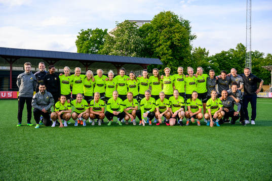Häckens spelare ställer upp för en lagbild