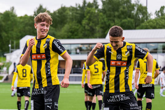 Häckens Liam Mekic jublar med Semir Bosnic jublar som