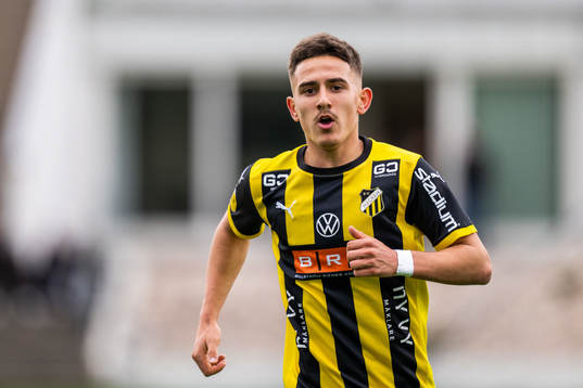 Häckens Semir Bosnic jublar efter att han gjort 1-0