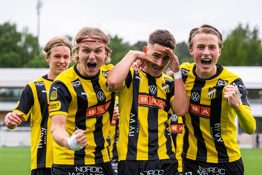 Häckens William Nilsson och Sigge Jansson jublar med Semir