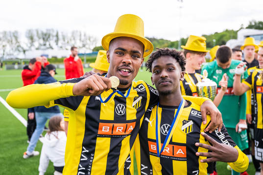 Häckens Abdirazak Mohamed Abdi och Yusuf Nuur jublar med