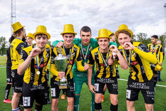 Häckens Jonas Lundgren, Max Gummesson, målvakt Sebastian Banozic, Charlie Axhede och Sigge Jansson jublar med pokalen
