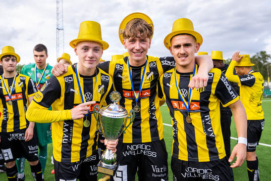 Häckens Oskar Ruuska, Liam Mekic och Semir Bosnic jublar med pokalen