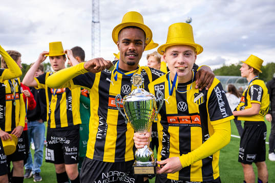 Häckens Abdirazak Mohamed Abdi och Oskar Ruuska jublar med pokalen