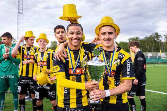 Häckens Momodou Lamin Sonko och Semir Bosnic  jublar med